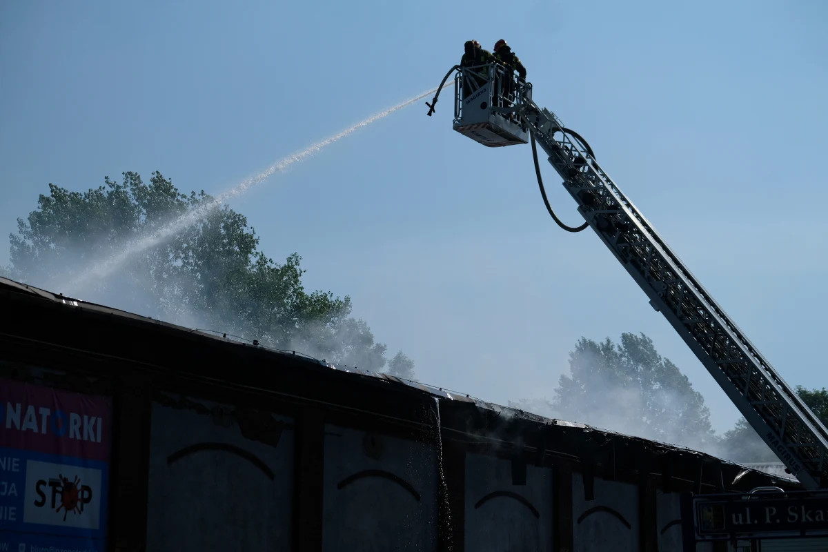 Trwa dogaszanie pożaru hali magazynowej i warsztatu samochodowego przy ul. Piotra Skargi  w Chorzowie. Nie ma osób poszkodowanych.