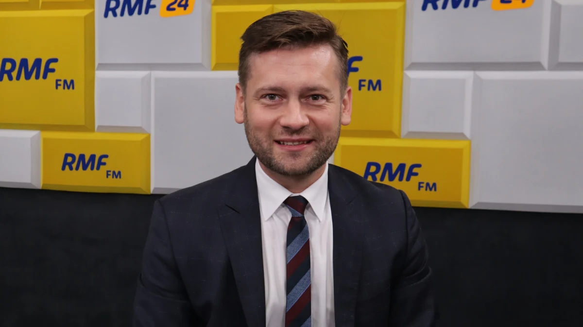 „Spór w Porozumieniu to jest wina głównie Jarosława Gowina i jego działań” – mówił w Porannej rozmowie w RMF FM poseł nowo powstającej Partii Republikańskiej Kamil Bortniczuk. „Pokłóciliśmy się o to, że my chcemy być centrowym lub centroprawicowym skrzydłem Zjednoczonej Prawicy. I to deklarujemy jasno. A Jarosław Gowin chce być centrowym skrzydłem, nie powiedział czyim. Równie dobrze może być centrowym skrzydłem rządu z Lewicą” – dodał. 