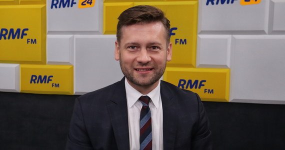 „Spór w Porozumieniu to jest wina głównie Jarosława Gowina i jego działań” – mówił w Porannej rozmowie w RMF FM poseł nowo powstającej Partii Republikańskiej Kamil Bortniczuk. „Pokłóciliśmy się o to, że my chcemy być centrowym lub centroprawicowym skrzydłem Zjednoczonej Prawicy. I to deklarujemy jasno. A Jarosław Gowin chce być centrowym skrzydłem, nie powiedział czyim. Równie dobrze może być centrowym skrzydłem rządu z Lewicą” – dodał. 