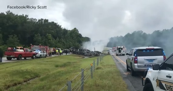 Dziesięć osób, w tym dziewięcioro dzieci, zginęło w wypadku na autostradzie w hrabstwie Butler w stanie Alabama. Najmłodsza z ofiar miała 9 miesięcy. Do tragedii doszło w czasie silnej burzy.