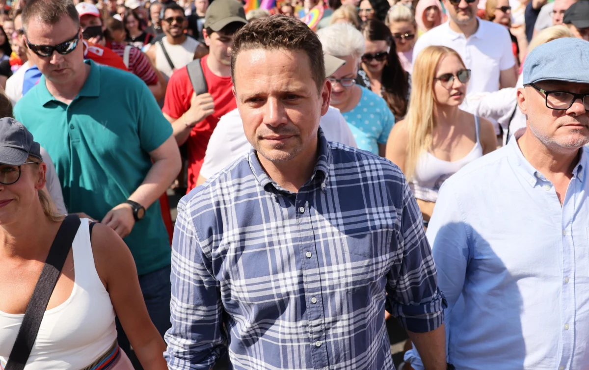 Zwrócę się do Koalicji Obywatelskiej o przygotowanie wniosku o odwołanie ministra edukacji Przemysława Czarka - zapowiedział w poniedziałek prezydent Warszawy Rafał Trzaskowski. W stolicy kraju przeciwko rządowym planom centralizacji systemu edukacji protestują samorządowcy i środowiska szkolne. 