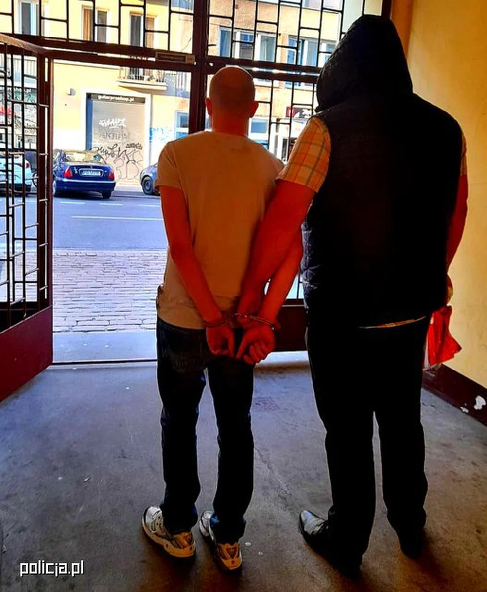 Policjanci z Rawy Mazowieckiej w Łódzkiem zatrzymali oszusta, poszukiwanego... pięcioma listami gończymi przez 39 jednostek policji. "Za wyłudzenia zaliczek oraz fikcyjne usługi turystyczne grozi mu 12 lat więzienia" - podała rzeczniczka rawskiej policji.