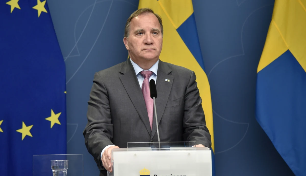 Socjaldemokratyczny premier Szwecji Stefan Loefven jako pierwszy szef rządu w historii tego kraju został w poniedziałek odwołany przez parlament. Wobec niego wotum nieufności wyraziła lewicowa i prawicowa opozycja.