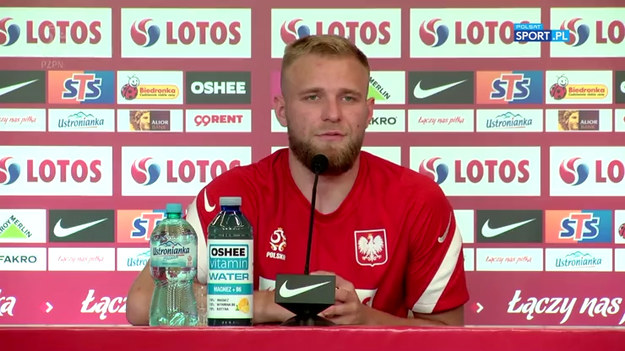 Mama jest ze mnie bardzo dumna, kosztują ją to wiele emocji. Jak usłyszała, że zagram od pierwszej minuty, to te emocje były jeszcze większe. Tata... od lat po każdym meczu ze mną rozmawia i wytyka moje błędy, mówi też, co było dobre. Po spotkaniu z Hiszpanią był przed hotelem i pokazał, że było super. I że jeszcze do mnie zadzwoni. Już był gotowy na analizę - zdradził Tymoteusz Puchacz podczas poniedziałkowej konferencji prasowej piłkarskiej reprezentacji Polski.