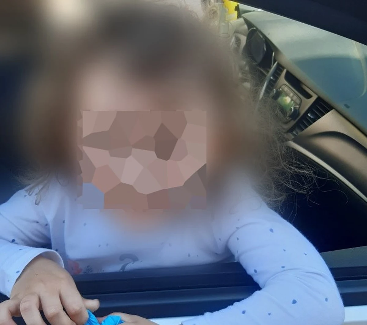 Samotna 4-latka, błąkająca się po ulicy - taki widok zaniepokoił mieszkańców Mławy. Powiadomili policję o dziecku pozostającym bez opieki. Jak się okazało, dziewczynka wyszła z mieszkania, ponieważ drzwi nie były zamknięte, a domownicy spali.