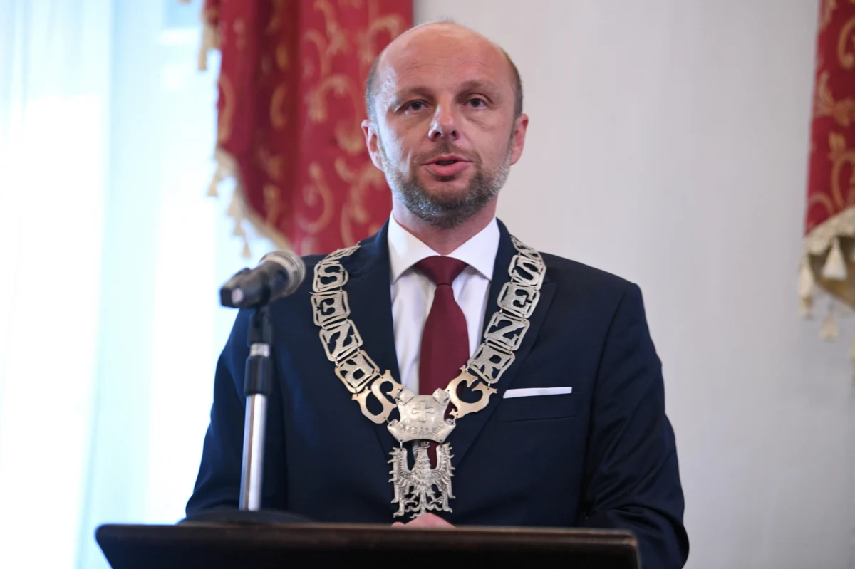 Konrad Fijołek został podczas sesji rady miasta zaprzysiężony na prezydenta Rzeszowa. "Chcę zaprosić wszystkich rzeszowian do współpracy" -powiedział po zaprzysiężeniu.
