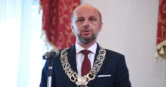 Konrad Fijołek został podczas sesji rady miasta zaprzysiężony na prezydenta Rzeszowa. "Chcę zaprosić wszystkich rzeszowian do współpracy" -powiedział po zaprzysiężeniu.