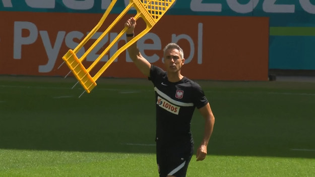 Polacy trenują w Gdańsku do decydującego meczu. Środowy mecz ze Szwecją zdecyduje o losie piłkarzy Paulo Sousy na Euro 2020. Czy niespodziewany remis z Hiszpanami okaże się przełomem, czy tylko mało znaczącym epizodem? W Sankt Petersburgu Polska znów gra o wszystko. Tylko skala trudności wzrasta.

