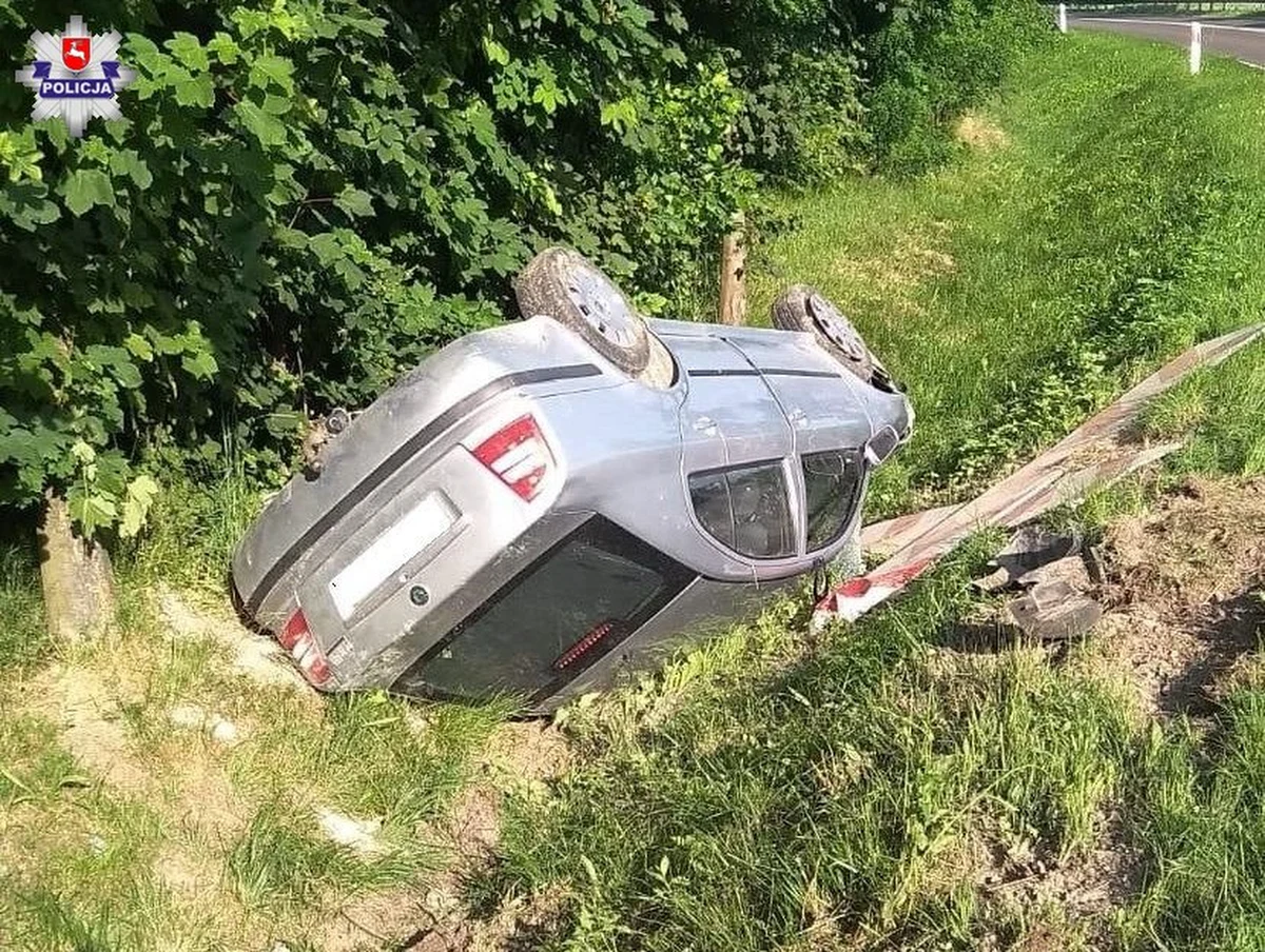 W miejscowości Niewęgłosz (Lubelskie) doszło do wypadku. Samochód dachował i wylądował w rowie. Według ustaleń policji, kierowca 38-latka była pijana. W samochodzie przewoziła dwójkę małych dzieci. Tłumaczyła, że podczas sięgania po telefon straciła panowanie nad kierownicą.