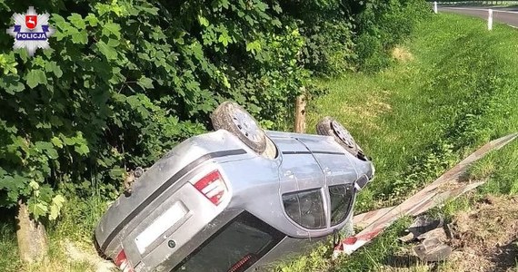 W miejscowości Niewęgłosz (Lubelskie) doszło do wypadku. Samochód dachował i wylądował w rowie. Według ustaleń policji, kierowca 38-latka była pijana. W samochodzie przewoziła dwójkę małych dzieci. Tłumaczyła, że podczas sięgania po telefon straciła panowanie nad kierownicą.