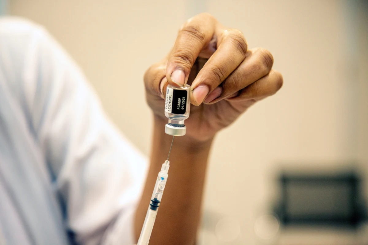 Upał nie jest przeciwskazaniem do szczepienia ani przeciwko COVID-19, ani jakiemukolwiek innemu – wyjaśnia lekarz rodzinny i wiceprezes Porozumienia Zielonogórskiego Wojciech Pacholicki. Zaznacza jednocześnie, że po przyjęciu dawki preparatu należy m.in. wyeliminować przebywanie na słońcu.