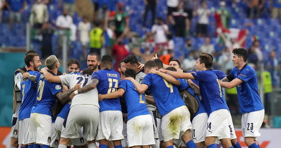 Znamy już pierwszą parę, która zmierzy się w 1/8 finału Euro 2020. W Londynie zwycięzcy grupy A - Włosi - podejmą Austrię, która zajęła drugie miejsce w grupie C. Sprawdź terminarz fazy pucharowej piłkarskich mistrzostw Europy.