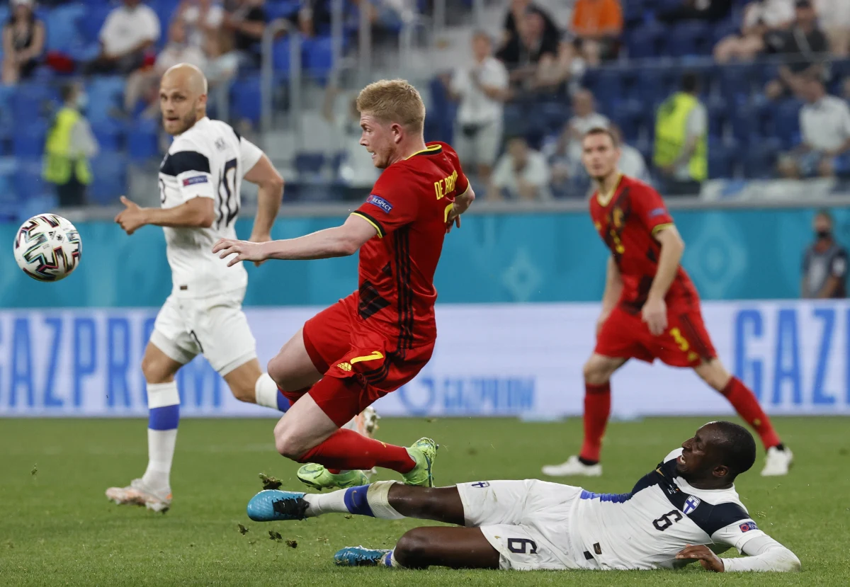 Belgia wychodzi z pierwszego miejsca w Grupie B na piłkarskich mistrzostwach Europy. Spotkanie z Finlandią zakończyło się wynikiem 2:0 dla Belgów. 