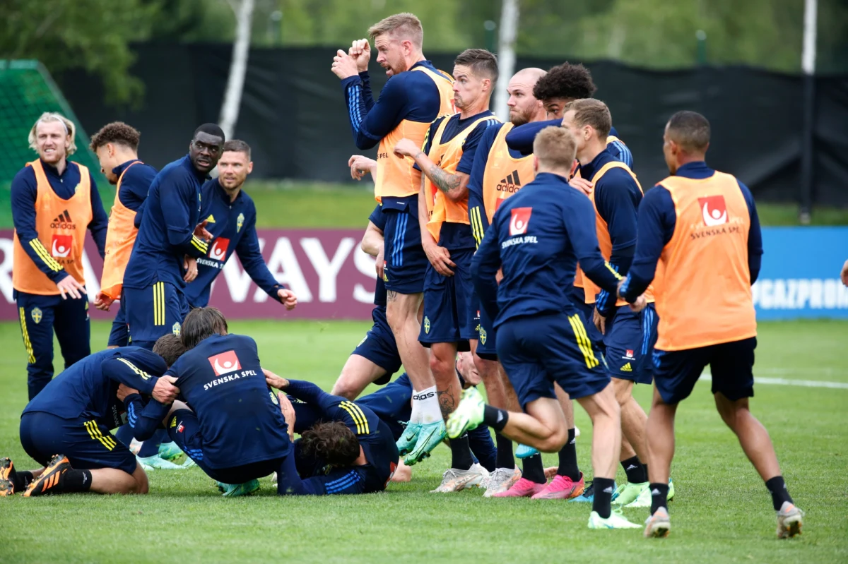 Reprezentacja Szwecji, która w środę będzie rywalem Polski w jej ostatnim meczu grupy E piłkarskich mistrzostw Europy, od poniedziałkowego wieczora jest już pewna awansu do 1/8 finału.