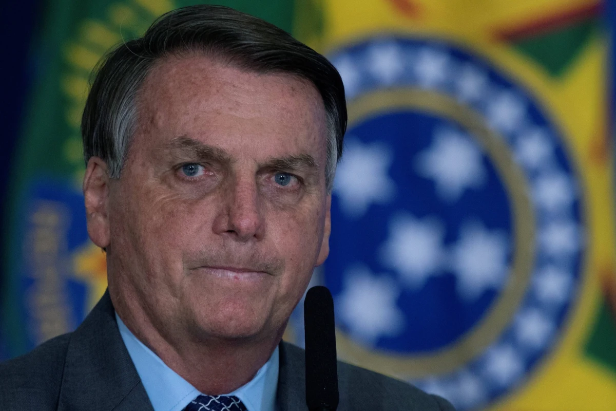 Prezydent Brazylii Jair Bolsonaro zaatakował na konferencji dziennikarza, który zwrócił mu uwagę, że często uchyla się od obowiązku noszenia maseczki. "Zamknij się! Jesteś draniem. Zajmujesz się zgniłym dziennikarstwem, które jest bezużyteczne. Niszczysz brazylijską rodzinę, brazylijską religię” – krzyczał Bolsonaro. 