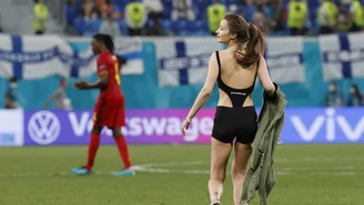 Euro 2020. Kobieta przerwała mecz Finlandia - Belgia, wbiegając na boisko. Galeria