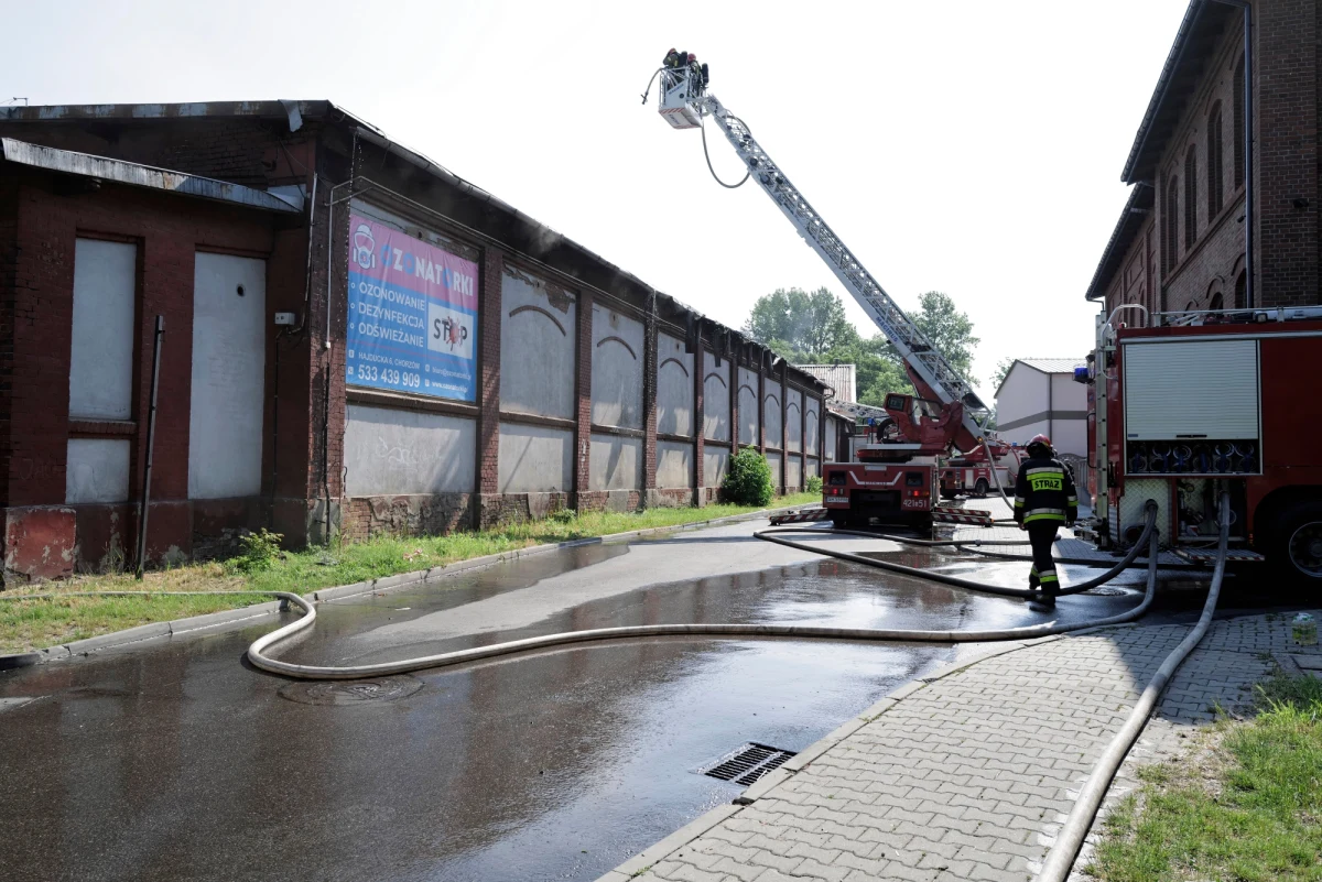 Ciało mężczyzny znaleziono podczas akcji gaśniczej hali produkcyjnej w Chorzowie. Ogień pojawił się w poniedziałek rano. Jedna z rozpatrywanych wersji mówi o tym, że mogło tam dojść do zbrodni. Śledztwo wszczęła już prokuratura. 
