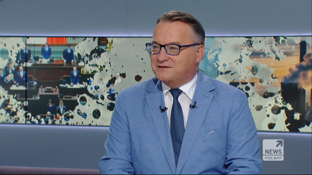 - Haker kosztuje o wiele mniej niż czołg, i to grupa hakerów, grupa trolli - powiedział Marek Biernacki w "Graffiti" na antenie Polsat News. Według niego inwestycja w sprzęt umożliwiający spenetrowanie cyberprzestrzeni jest mniej kosztowna niż wyścig militarny. - Można skuteczniej działać na terenie innych państw - podkreślił poseł Koalicji Polskiej.

- Dzisiejsza sytuacja pokazuje, że jesteśmy słabi. Obywatele są tez narażeni na takie ataki - powiedział i przyznał, że takie osoby niejednokrotnie zwracają się do jego biura o pomoc.