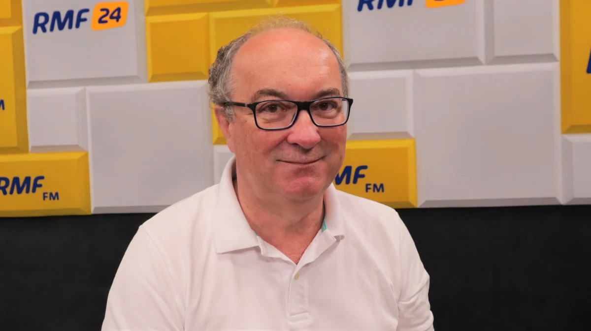 „Nie szykuję się na wcześniejsze wybory, bo uważam, że wybory będą w terminie” – mówił w Porannej rozmowie w RMF FM Włodzimierz Czarzasty. Odnosząc się do nowego programu PiS, Polskiego Ładu, i szerokiej akcji promowania go, stwierdził: „Myślę, że cała ta akcja PiS-u jest raczej po to, żeby odbudować swoje notowania, żeby wzmocnić partię, nie przypuszczam, że będą (wcześniejsze) wybory. (…) Pan Kaczyński ma większość do tego, żeby rządzić, natomiast nie ma większości, żeby wprowadzać wszystkie ustawy”.