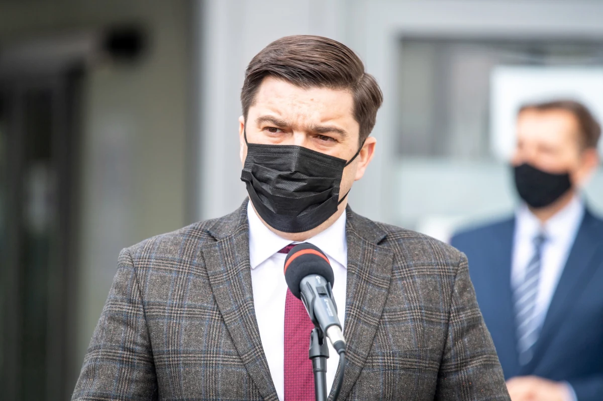 "Planowane są większe obostrzenia dla przyjeżdżających z Wielkiej Brytanii. Musimy uwzględniać, że mutacja Delta może transmitować spoza granic Polski i nasze podejście do kontroli granicznej musi być bardziej restrykcyjne" - powiedział rzecznik ministerstwa zdrowia Wojciech Andrusiewicz.