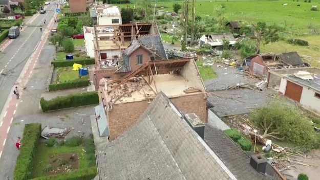 Położone na południu Belgii miasteczko Beauraing przeżyło potężną nawałnicą, określaną jako „małe tornado”. Rannych zostało 17 osób, kilkadziesiąt domów jest uszkodzonych z czego 10 nadaje się tylko do wyburzenia. Na północy Belgii we Flandrii ulewane deszcze spowodowały podtopienia i zalania piwnic.