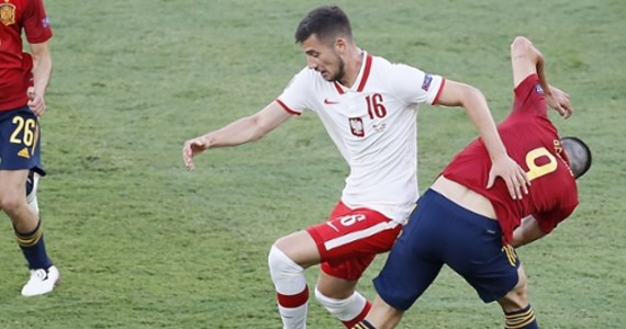 Nie wiadomo, czy Jakub Moder zagra jutro w ostatnim grupowym meczu Polaków na Euro 2020. Po spotkaniu z Hiszpanią zawodnikowi spuchło kolano. Nie ma natomiast przeszkód, by na murawie w Sankt Petersburgu pojawił się Jan Bednarek, któremu pod koniec sobotniego starcia odnowił się wcześniejszy uraz.