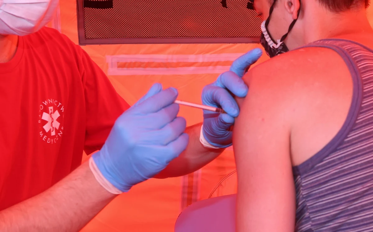 "Szczepimy się. Jesteśmy bezpieczni" - już niedługo takie rządowe certyfikaty mogą pojawić się na drzwiach barów, restauracji, kawiarni, zakładów fryzjerskich, sklepów, siłowni, sal zabaw. O ile pracownicy tych firm zaszczepią się. Rząd chce pomóc w organizacji szczepień w małych przedsiębiorstwach. 