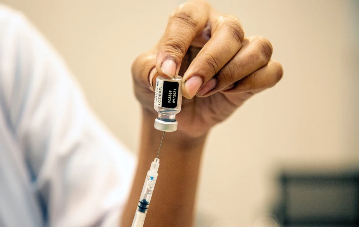 Jak wykazały analizy, szczepionka Comirnaty firmy Pfizer i BioNTech oraz Vaxzervia firmy AstraZeneca są w ponad 90 proc. skuteczne w zapobieganiu hospitalizacji z powodu wariantu Delta wirusa wywołującego Covid-19. 