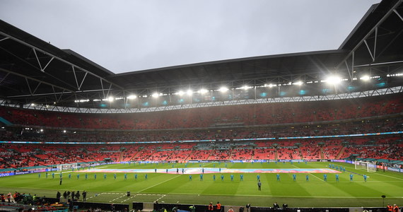 UEFA poinformowała, że nie zamierza odebrać Londynowi organizacji półfinałów i finału mistrzostw Europy. To reakcja na wezwania do przeniesienia decydującej fazy piłkarskiego turnieju w związku z rosnącą w Wielkiej Brytanii liczbą przypadków zakażenia koronawirusem. Tymczasem jak zapewnił brytyjski rząd, półfinały i finał piłkarskich mistrzostw Europy, które zaplanowano na Wembley, będzie mogło obejrzeć za każdym razem ponad 60 tysięcy widzów. 