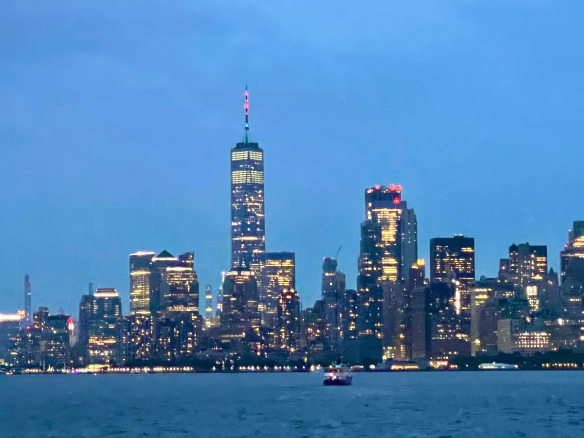 „Liczymy na to, że prezydent USA w najbliższym czasie zmieni decyzje i otworzy granice” – mówi Joanna Mrzyk właścicielka polonijnego biura podróży Voyager Club USA. Podkreśla, że po roku pandemii Nowy Jork potrzebuje turystów. Joanna Mrzyk zaznacza, że kluczem jest otwarcie granicy – na razie nie wiadomo, kiedy wznowiony zostanie ruch choćby ze Strefy Schengen. Po ogłoszeniu decyzji o zniesieniu wielu restrykcji w tym amerykańskim stanie otwierają się bary, restauracje i dyskoteki. A Nowy Jork wraca do życia. Miasto, które było epicentrum pandemii koronawirusa przygotowuje się też do otwarcia Broadwayu. Na ulicach znów gigantyczne korki. Widać już ogromną zmianę. 