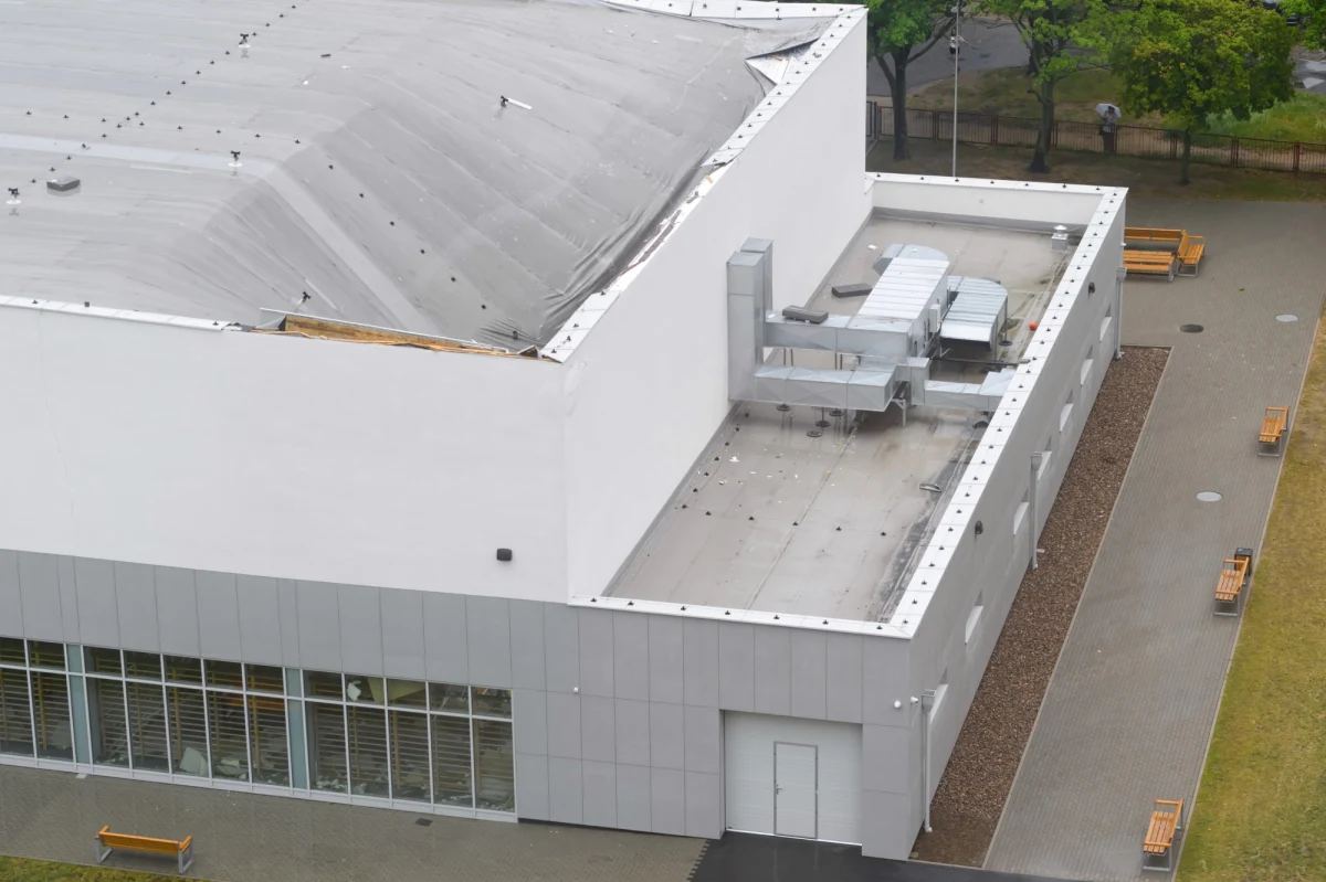 ​W Poznaniu w wyniku intensywnych opadów deszczu zawaliła się część dachu hali sportowej przy Zespole Szkół nr 1 na Winogradach. Na szczęście nikt nie został poszkodowany. 