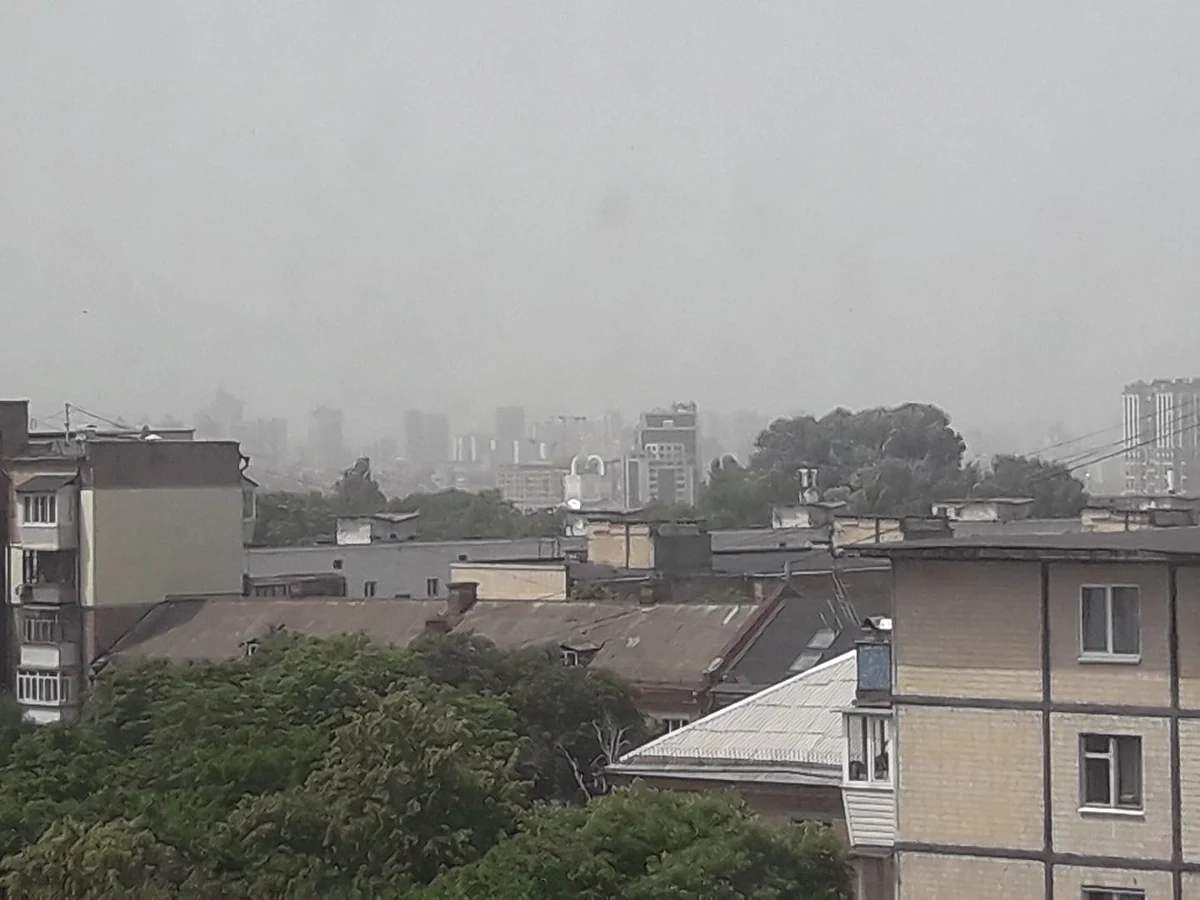 Nad Kijowem i przedmieściami ukraińskiej stolicy przechodzi we wtorek burza piaskowa. "Pył został przywiany z astrachańskich stepów" - twierdzą meteorolodzy. W mieście są podwyższone wskaźniki koncentracji pyłu w powietrzu, a niebo ma szaro-żółtą barwę.