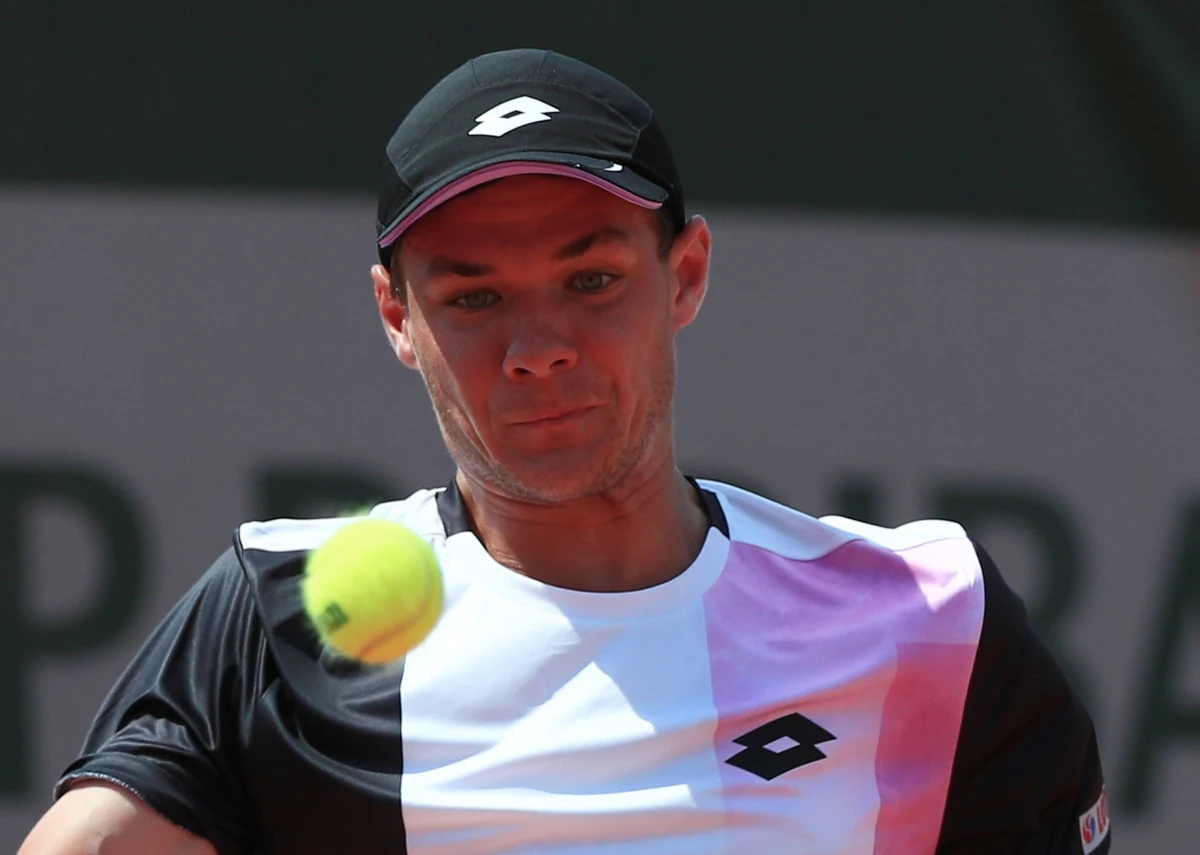 Kamil Majchrzak wygrał z niemieckim tenisistą Yannickiem Madenem 6:1, 6:4 w pierwszej rundzie trzystopniowych kwalifikacji wielkoszlemowego Wimbledonu. Do drugiej fazy awansował też Kacper Żuk, który uporał się z Czechem Lukasem Rosolem 6:3, 6:3.