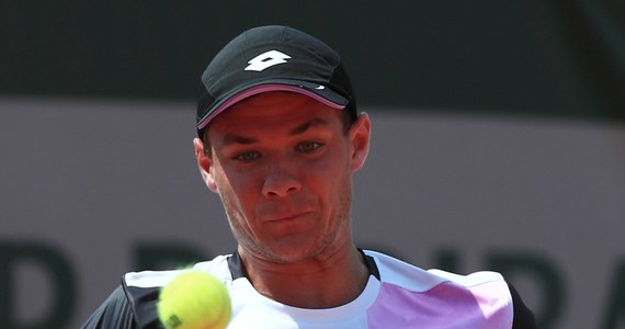 Kamil Majchrzak wygrał z niemieckim tenisistą Yannickiem Madenem 6:1, 6:4 w pierwszej rundzie trzystopniowych kwalifikacji wielkoszlemowego Wimbledonu. Do drugiej fazy awansował też Kacper Żuk, który uporał się z Czechem Lukasem Rosolem 6:3, 6:3.