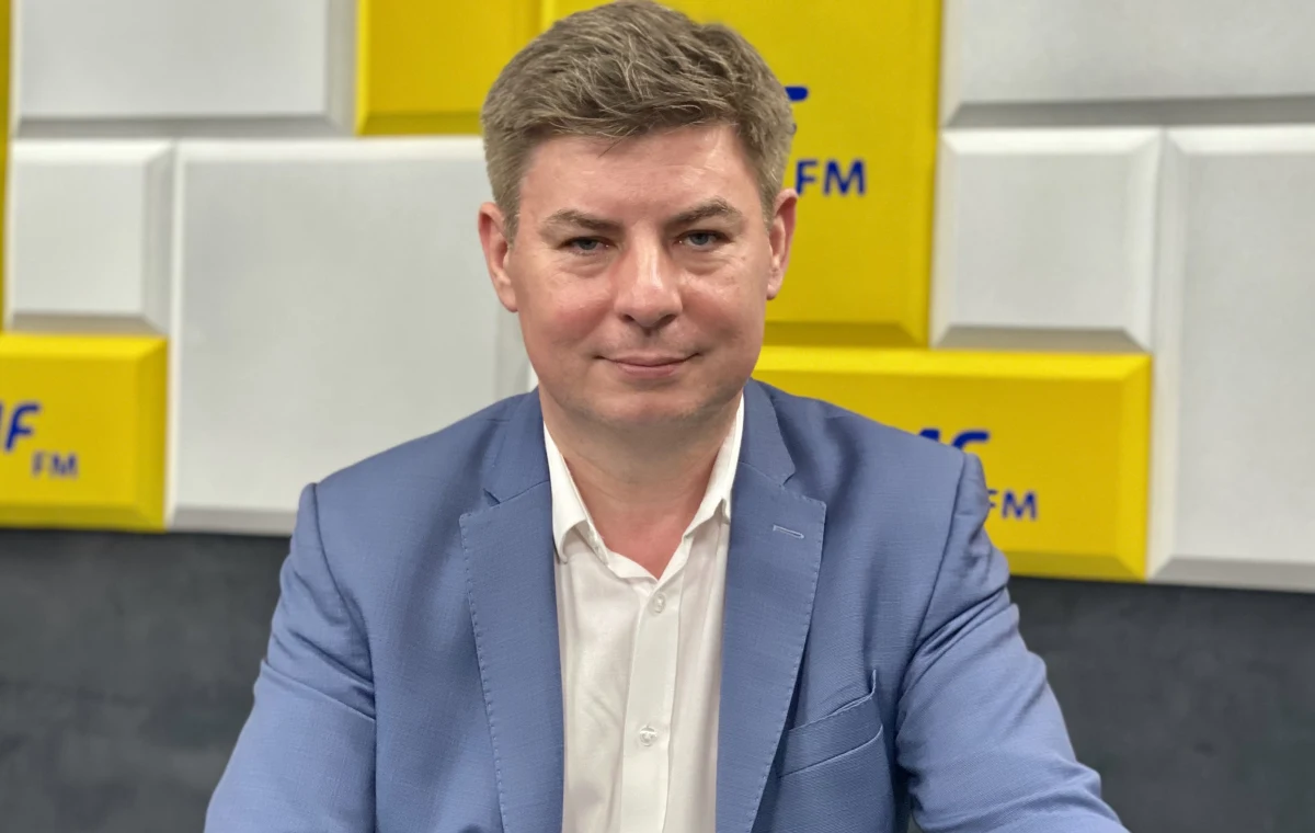 Wiem, że Donald Tusk bardzo poważnie zastanawia się nad pełnoetatową pomocą Platformie Obywatelskiej, a nie tylko od czasu do czasu – mówił w Popołudniowej rozmowie w RMF FM rzecznik PO Jan Grabiec. Powiedział, że ostatnie deklaracje byłego premiera sugerujące powrót były „po raz pierwszy tak wyraźne”. Podkreślił, że rozmowy wciąż trwają i obecnie „trudno spekulować” o przyszłości Tuska. Grabiec dodał jednak, że zmiany na stanowisku przewodniczącego partii na razie się nie szykują. „Nic nie wskazuje na to, by Borys Budka miał rezygnować ze swojej funkcji” – mówił. Rzecznik PO powiedział także, że liczy na to, że finał rozmów “to kwestia dni, niż tygodni czy miesięcy”. 