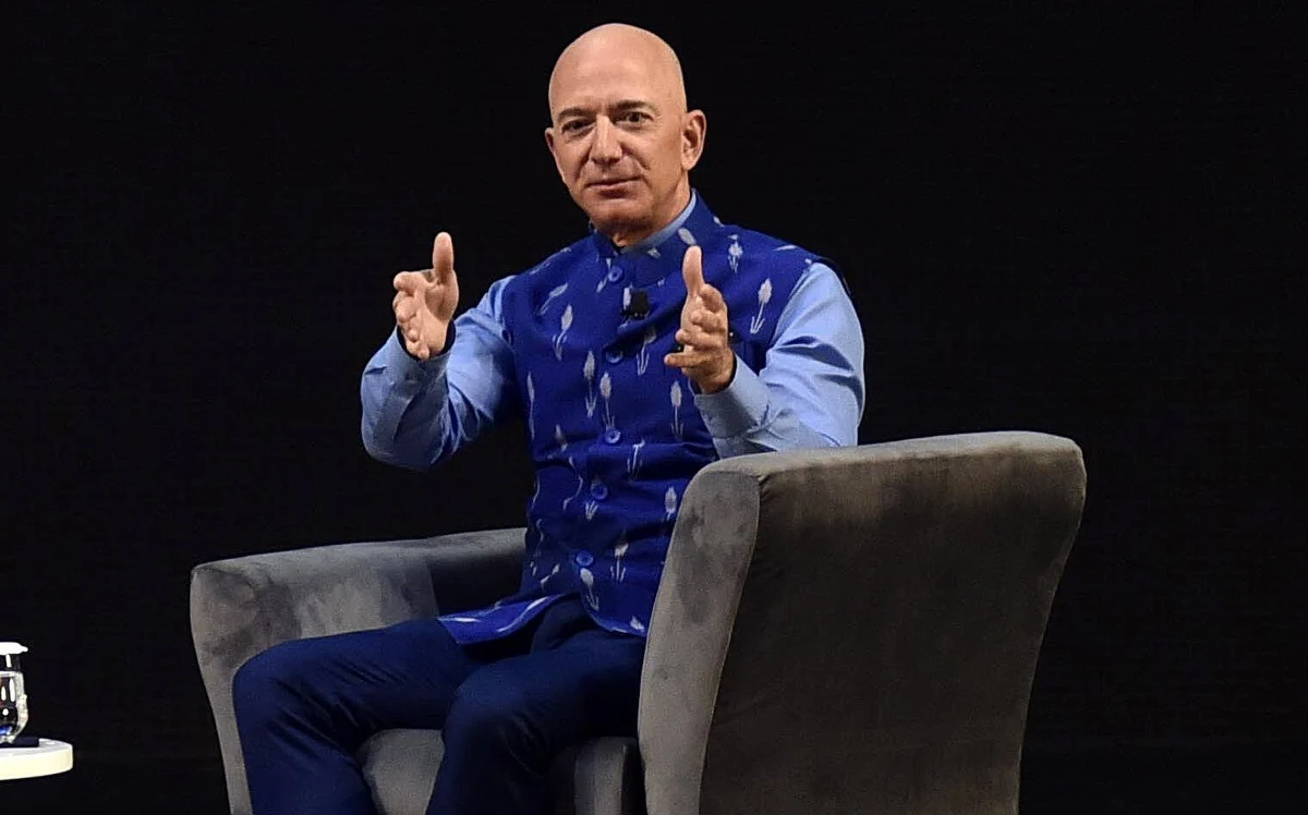 Wyścig między miliarderami Jeffem Bezosem i Richardem Bransonem w dziedzinie turystyki kosmicznej nabiera tempa i nieoczekiwanie to ten pierwszy uzyskał przewagę - pisze we wtorek portal Axios. Według ekspertów, rywalizacja może otworzyć rynek turystyki kosmicznej dla szerszego grona.