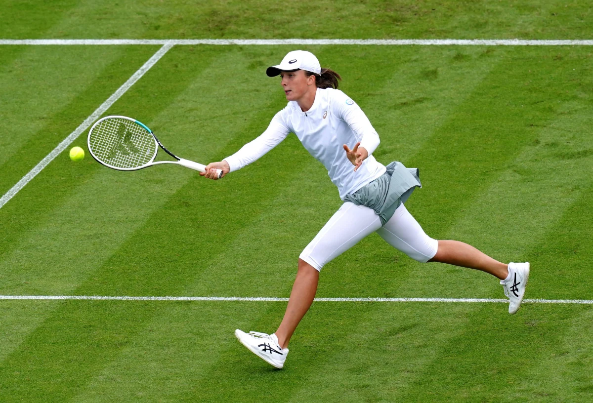 Rozstawiona z numerem czwartym Iga Świątek wygrała z Brytyjką Heather Watson 6:3, 6:7 (4-7), 7:5 i awansowała do 1/8 finału tenisowego turnieju WTA na kortach trawiastych w Eastbourne.