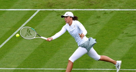 Rozstawiona z numerem czwartym Iga Świątek wygrała z Brytyjką Heather Watson 6:3, 6:7 (4-7), 7:5 i awansowała do 1/8 finału tenisowego turnieju WTA na kortach trawiastych w Eastbourne.