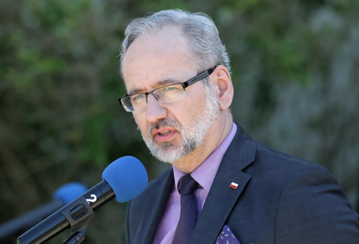 Oczywiście osoby w pełni zaszczepione nie podlegają obowiązkowej kwarantannie - napisał we wtorek na Twitterze minister zdrowia Adam Niedzielski, odpowiadając na pytanie o obowiązkowej kwarantannie dla podróżnych przyjeżdżających do Polski z Wielkiej Brytanii.