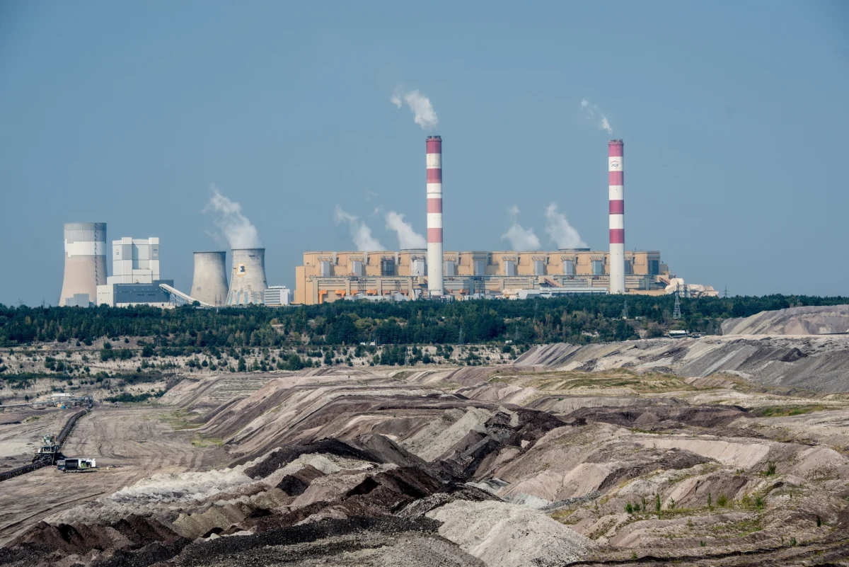 "Czysto ludzki błąd w czasie prac na stacji elektroenergetycznej Rogowiec wywołał kaskadę zdarzeń, które 17 maja doprowadziły do wyłączenia 10 z 11 działających wtedy bloków Elektrowni Bełchatów" - poinformował prezes Polskich Sieci Elektroenergetycznych Eryk Kłossowski.