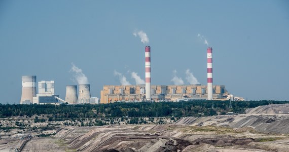 "Czysto ludzki błąd w czasie prac na stacji elektroenergetycznej Rogowiec wywołał kaskadę zdarzeń, które 17 maja doprowadziły do wyłączenia 10 z 11 działających wtedy bloków Elektrowni Bełchatów" - poinformował prezes Polskich Sieci Elektroenergetycznych Eryk Kłossowski.