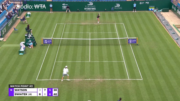 We wtorek Iga Świątek rozegrała pierwszy w tym roku mecz na korcie trawiastym. W Eastbourne jej rywalką była Heather Watson, która w zeszłym tygodniu doszła do półfinał w Birmingham. Było to drugie spotkanie tych tenisistek. Dwa lata temu w kwalifikacjach w Toronto Polka wygrała 6:4, 6:2. Tym razem tenisistka z Raszyna odrodziła się z 1:4, 0-40 w trzecim secie i zwyciężyła 6:3, 6:7(4), 7:5.

Źródło video: WTA