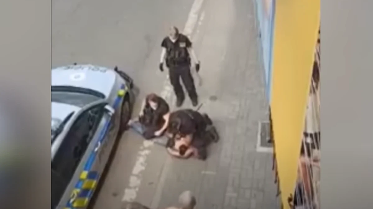 ​W sobotę w czeskich Teplicach policja interweniowała w sprawie młodego mężczyzny będącego pod wpływem narkotyków. Zatrzymany zmarł podczas transportu do szpitala. Internet obiegło jednak wideo z zatrzymania - widać na nim, jak policjant uciska kolanem szyję mężczyzny i ten się dusi. W miejscu interwencji zgromadzili się we wtorek Czesi, którzy zarzucają funkcjonariuszom użycie nieproporcjonalnej siły.