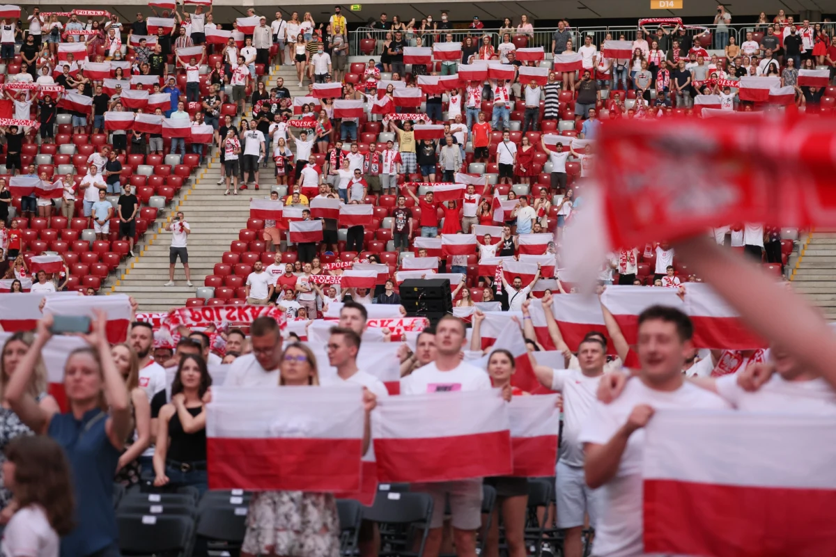 W swoim ostatnim meczu w grupie Polska zmierzyła się ze Szwecją. Niestety, biało-czerwoni przegrali i odpadli z mistrzostw Europy. Na pocieszenie mamy dla Was radiowe gadżety! Wystarczy, że pokażecie nam, jak kibicowaliście reprezentacji Polski. Czekamy na zdjęcia!