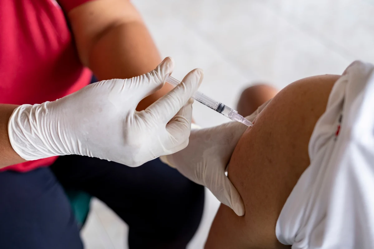 Ministerstwo Zdrowia informuje o 165 nowych przypadkach zakażenia koronawirusem. Ostatniej doby zmarło 35 chorych na Covid-19. Bilans epidemii koronawirusa w Polsce to 2 879 192 zakażonych. Nie żyje 74 893 spośród nich.