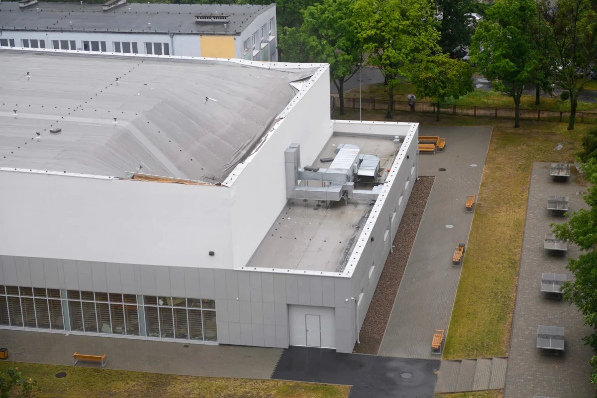 Specjalna komisja powołana przez Powiatowego Inspektora Nadzoru Budowlanego z Poznania będzie wyjaśniać przyczyny wczorajszego zawalenia się sporego fragmentu dachu hali sportowej w szkole na tamtejszym osiedlu Pod Lipami. Wiadomo, że straty są ogromne. Budynek jest wyłączony z użytkowania.