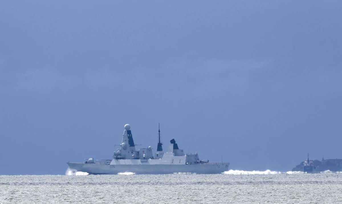 Incydent na Morzu Czarnym. Brytyjski okręt HMS Defender został „ostrzegawczo ostrzelany” przez rosyjski bombowiec: jak przekazał resort obrony w Moskwie, celem było powstrzymanie naruszenia rosyjskiej granicy państwowej. Wielka Brytania zaprzeczyła jednak rosyjskim doniesieniom. Podkreśliła też, że okręt nie znajdował się na rosyjskich wodach, lecz ukraińskich.