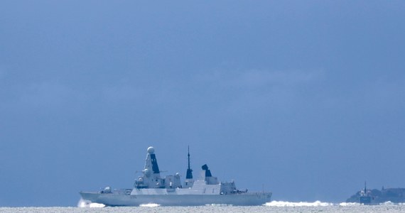 Incydent na Morzu Czarnym. Brytyjski okręt HMS Defender został „ostrzegawczo ostrzelany” przez rosyjski bombowiec: jak przekazał resort obrony w Moskwie, celem było powstrzymanie naruszenia rosyjskiej granicy państwowej. Wielka Brytania zaprzeczyła jednak rosyjskim doniesieniom. Podkreśliła też, że okręt nie znajdował się na rosyjskich wodach, lecz ukraińskich.