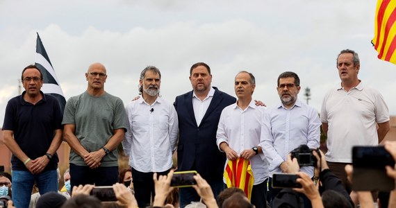 Dziewięciu separatystycznych polityków z Katalonii, ułaskawionych na wniosek rządu Hiszpanii, wyszło na wolność po południu. W deklaracjach dla mediów zapowiedzieli kontynuację walki o niepodległość swego regionu.