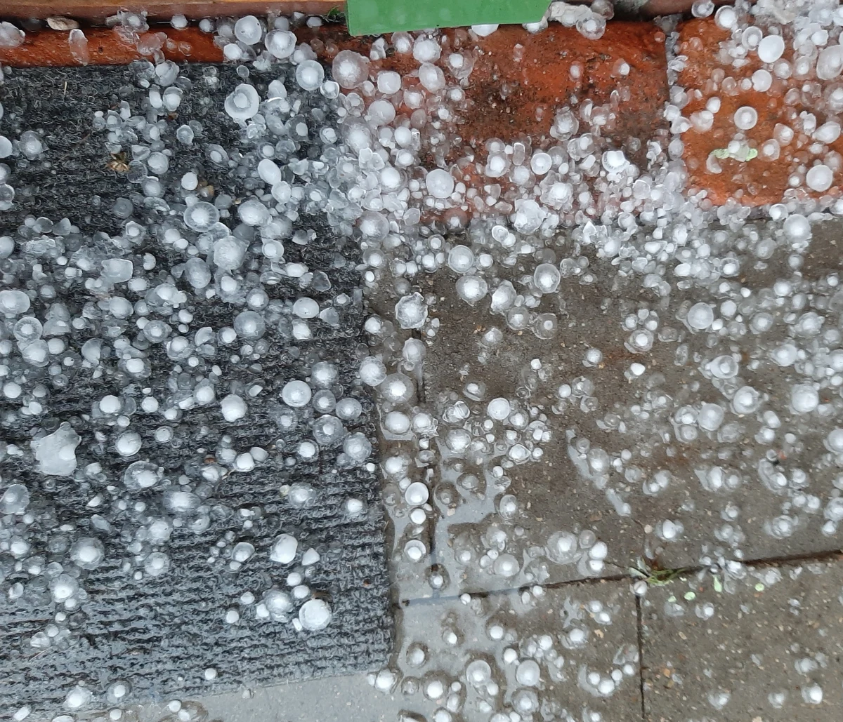 Rządowe Centrum Bezpieczeństwa ostrzega mieszkańców centralnej i wschodniej części Polski przed gwałtownymi burzami, gradem, silnym wiatrem i ulewnym deszczem.